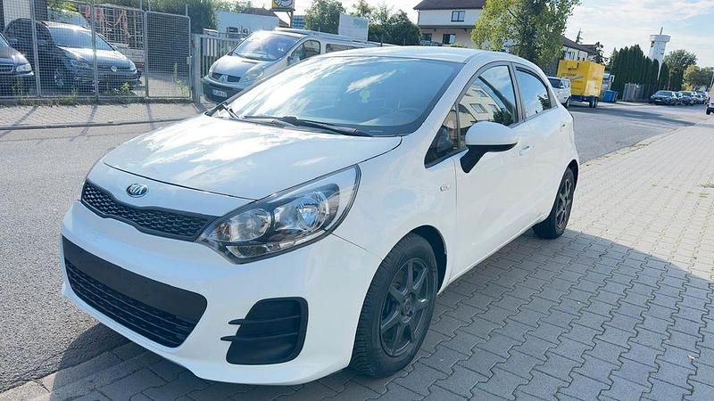 Weiß Gebraucht 2017 Kia Rio Limousine | 7.390 € (Fairer Preis) - Bild 1/4
