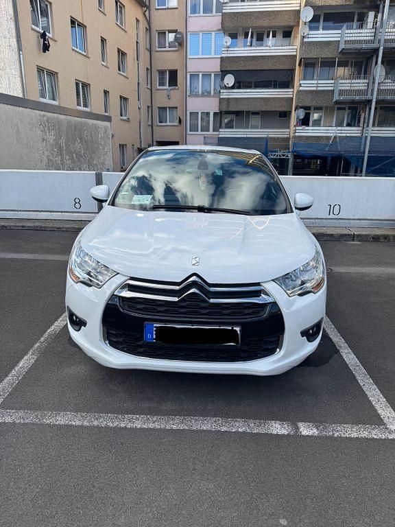 Weiß Gebraucht 2012 Citroën DS4 Chic Kleinwagen | 5.999 € (Etwas zu teuer) - Bild 1/4
