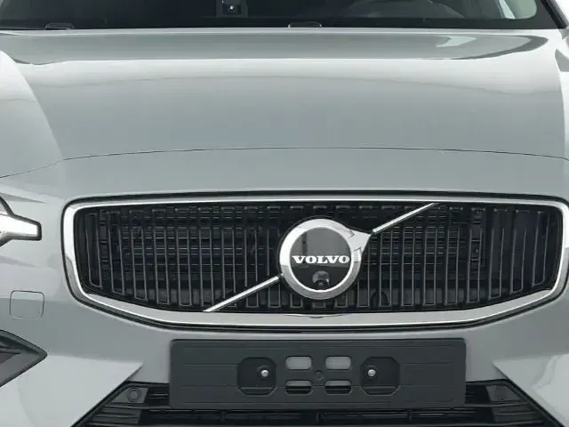 Gebraucht Volvo V60 197 PS (144 kW) 2026 Vapour grey / metallic Kombi