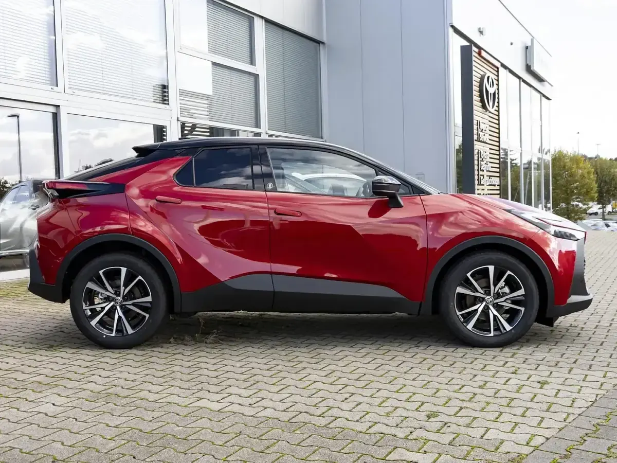 Neu Toyota C-HR 140 PS (102 kW) 2025 Karminarot/schwarz SUV