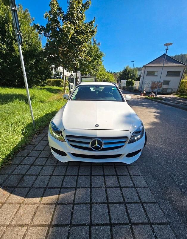 Weiß Gebraucht 2015 Mercedes C180 Limousine | 12.000 € (Guter Preis) - Bild 1/4