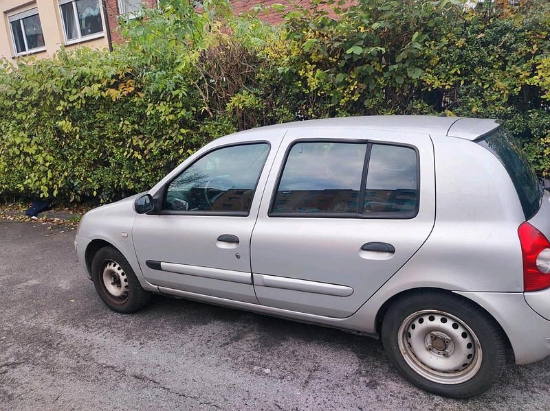 Gebraucht Renault Clio II 75 PS (55 kW) 2005 Silber Kleinwagen