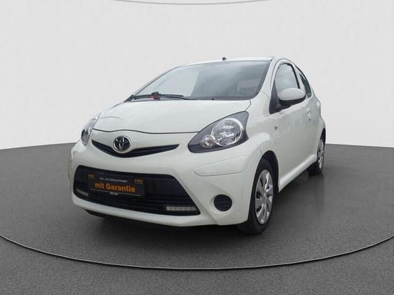 Weiß Gebraucht 2012 Toyota Aygo Cool Kleinwagen | 4.490 € (Fairer Preis) - Bild 1/3