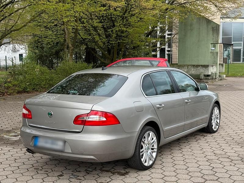 Gebraucht Skoda Superb 170 PS (125 kW) 2012 Grau Limousine