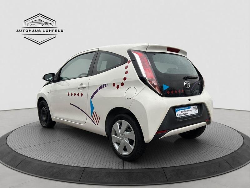 Gebraucht Toyota Aygo X-play 69 PS (50 kW) 2017 Weiß Kleinwagen