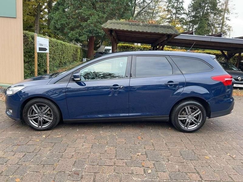 Gebraucht Ford Focus Trend 101 PS (74 kW) 2017 Blau Kombi