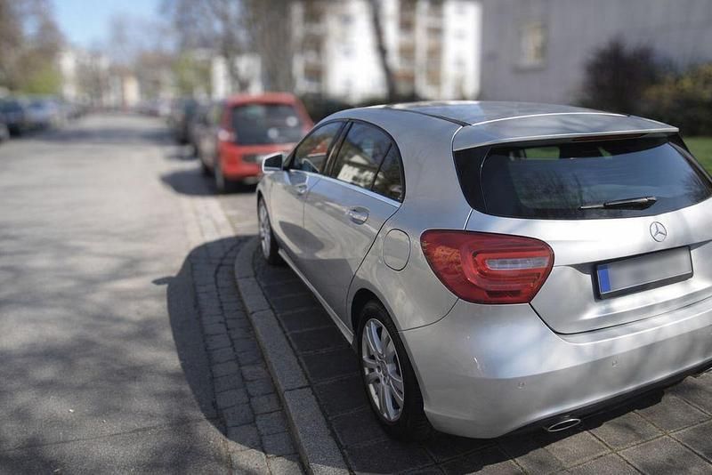 Gebraucht Mercedes A180 Urban 122 PS (89 kW) 2013 Silber Limousine