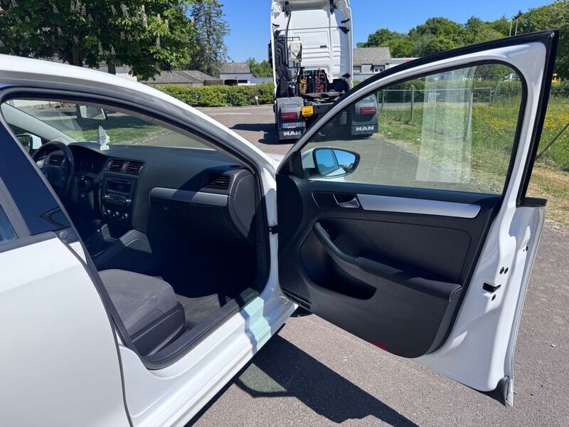 Gebraucht VW Jetta Trendline 105 PS (77 kW) 2011 Weiß Limousine