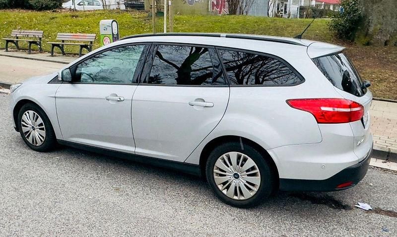 Gebraucht Ford Focus Cool & Connect 125 PS (91 kW) 2017 Silber Limousine