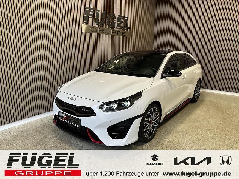 (hw2) deluxeweiss met. Gebraucht 2022 Kia ProCeed Kleinwagen | 28.499 € (Fairer Preis) - Bild 1/4