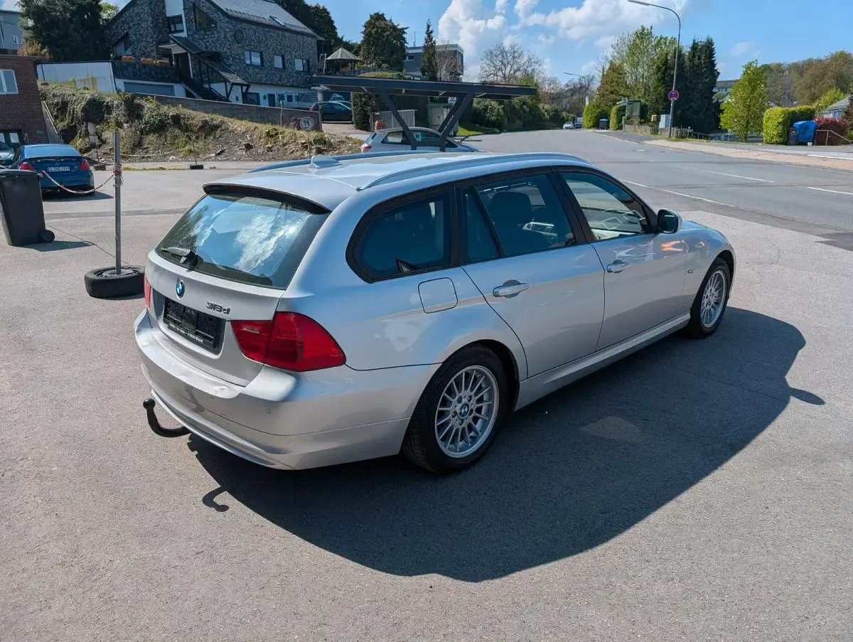 Gebraucht BMW 320 143 PS (105 kW) 2011 Silber Kombi