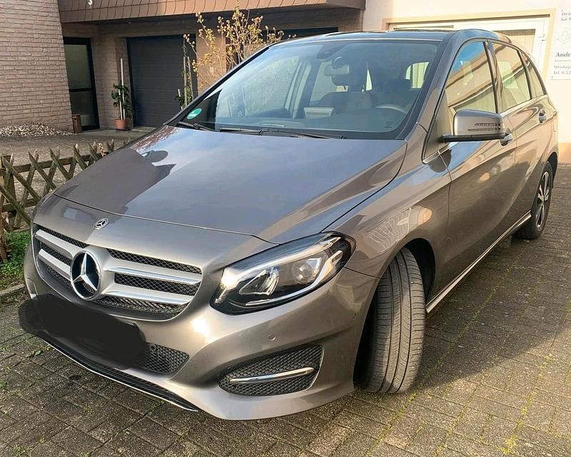Grau Gebraucht 2018 Mercedes B180 Van / Kleinbus | 16.500 € (Fairer Preis) - Bild 1/4
