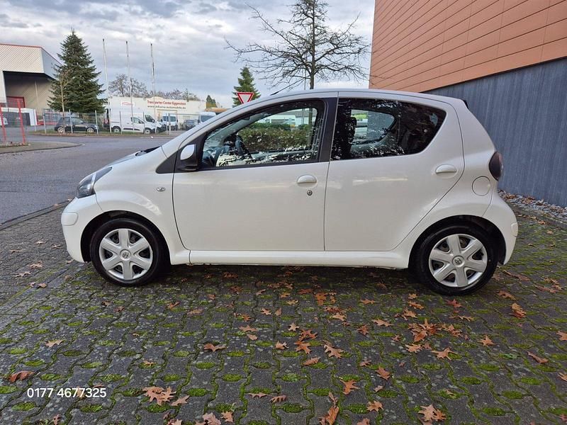 Gebraucht Toyota Aygo Cool 68 PS (50 kW) 2011 Weiß Kleinwagen