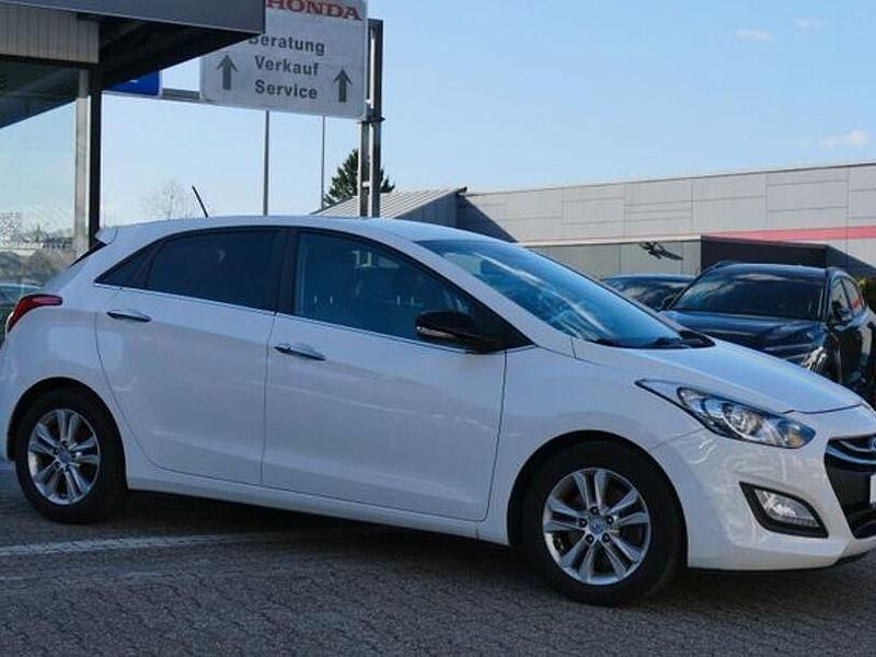 Gebraucht Hyundai i30 Edition 135 PS (99 kW) 2015 Weiß Limousine