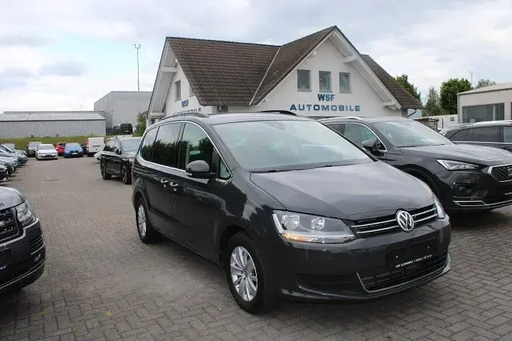Gebraucht VW Sharan Comfortline 150 PS (110 kW) 2019 Grau Van / Kleinbus