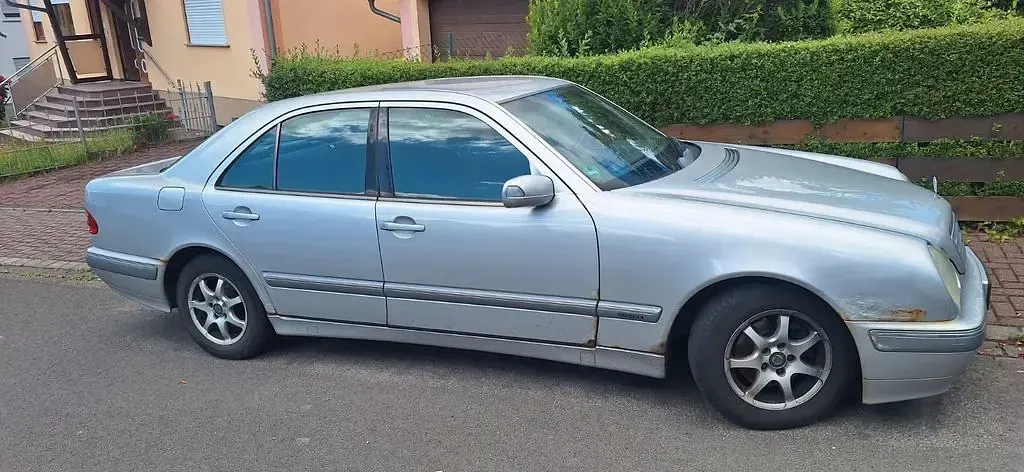 Gebraucht Mercedes E200 Elegance 163 PS (119 kW) 2001 Silber Limousine