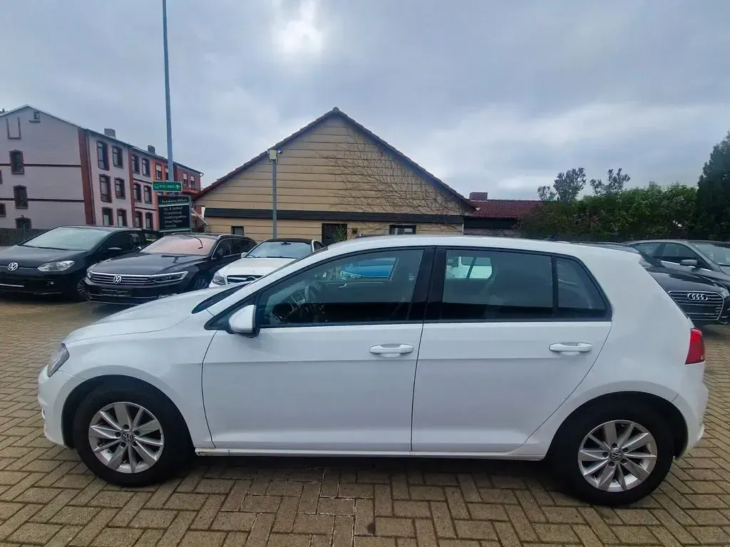 Gebraucht VW Golf VII Trendline 110 PS (80 kW) 2017 Weiß Limousine