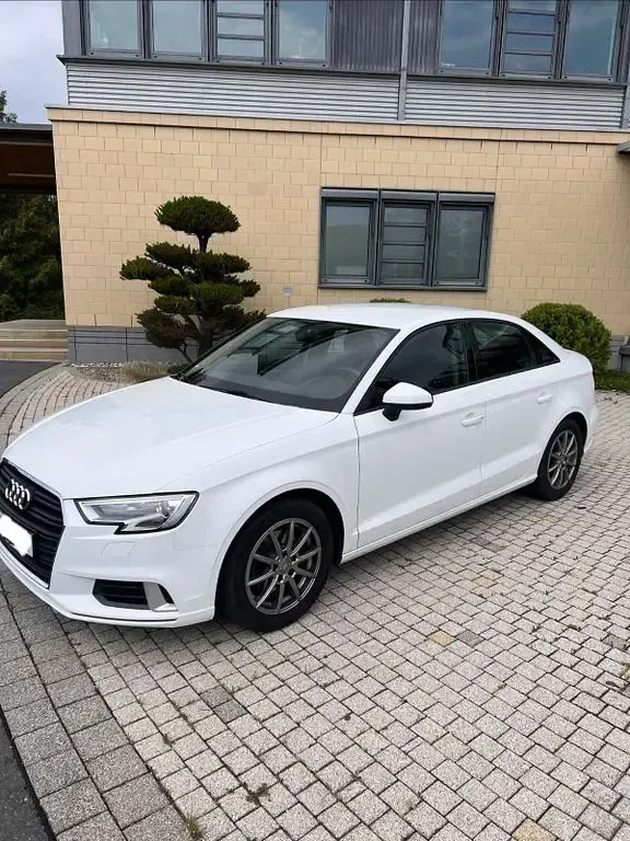 Gebraucht Audi A3 Sport 116 PS (85 kW) 2018 Weiß Limousine