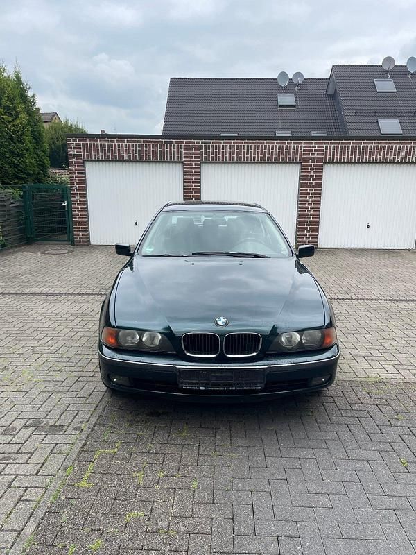 Grün Gebraucht 1996 BMW 523 Limousine | 3.500 € (Etwas zu teuer) - Bild 1/4