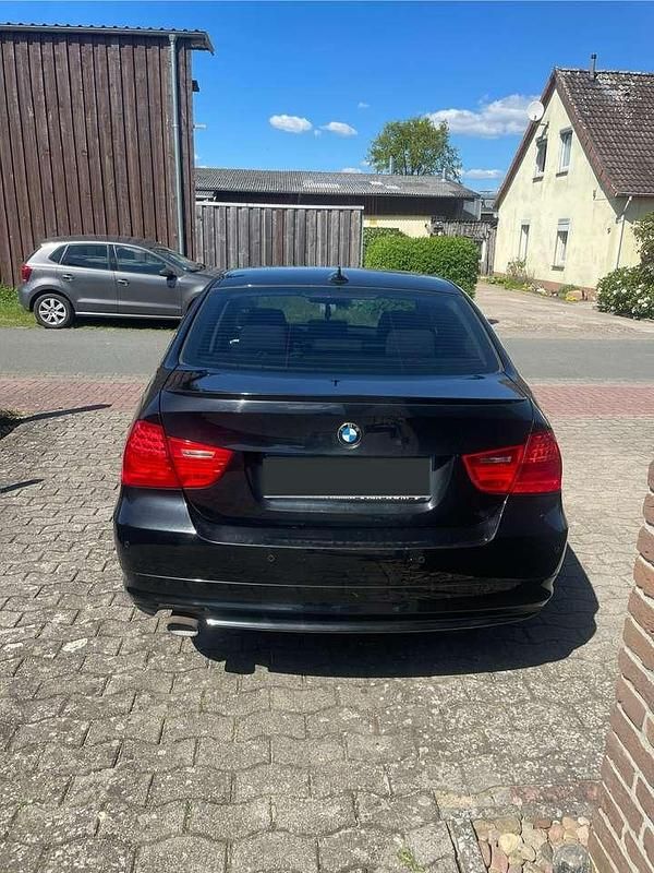 Gebraucht BMW 318 143 PS (105 kW) 2011 Schwarz Limousine