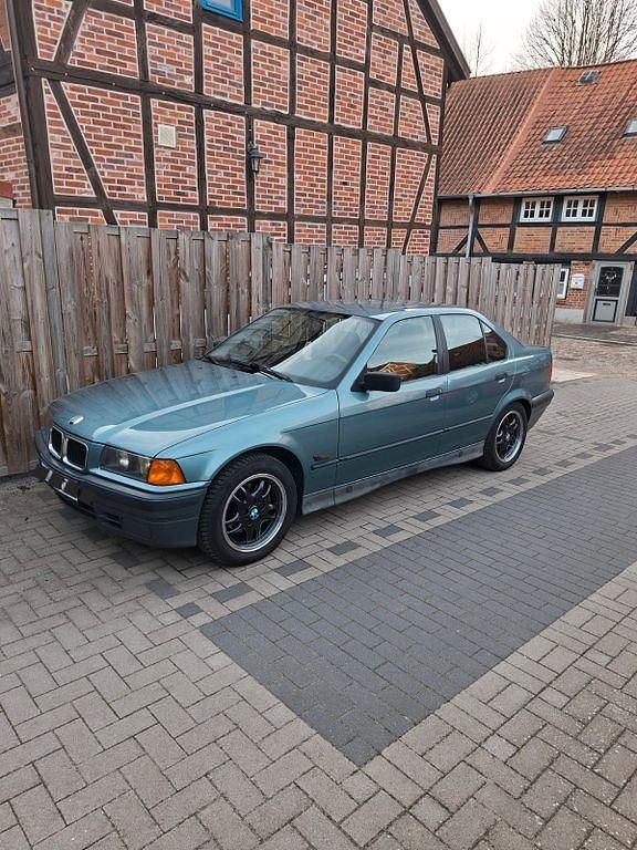 Usado BMW 316 Basis 102 HP (75 kW) 1995 Verde Sedan