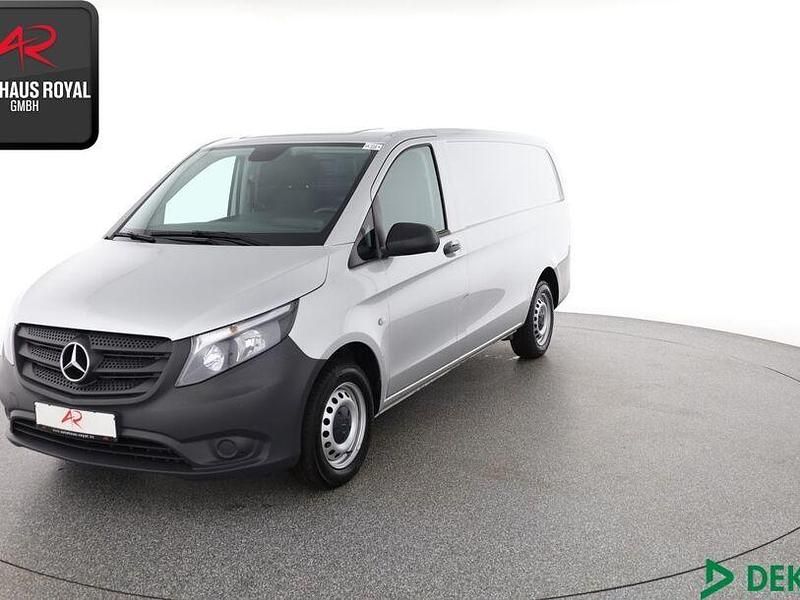 Silber Gebraucht 2023 Mercedes Vito Van / Kleinbus | 25.480 € - Bild 1/4