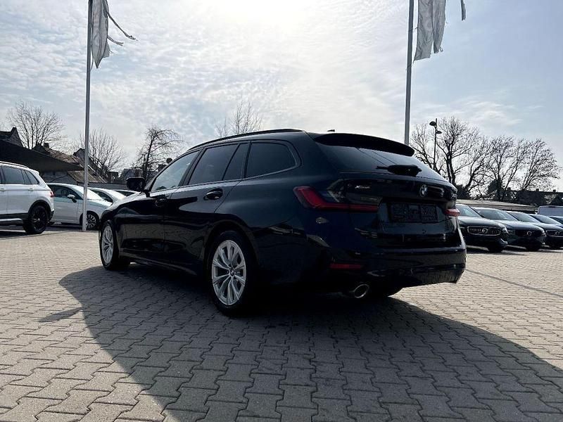 Gebraucht BMW 320 Advantage 190 PS (139 kW) 2020 Black sapphire (metallic) Kombi