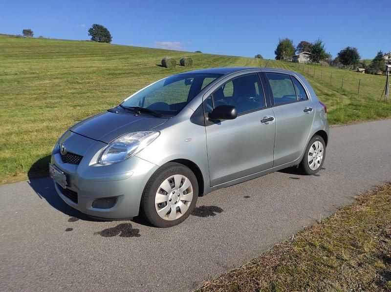 Silber Gebraucht 2009 Toyota Yaris Cool Limousine | 3.190 € - Bild 1/4