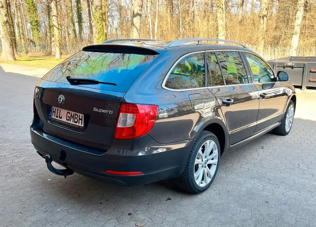 Gebraucht Skoda Superb Family 160 PS (117 kW) 2011 Braun Kombi
