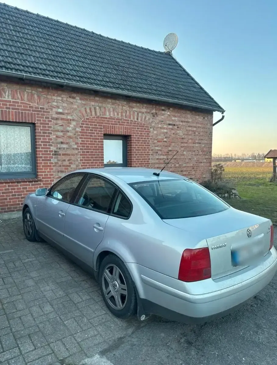 Usata VW Passat 193 CV (141 kW) 2002 Argento Berlina
