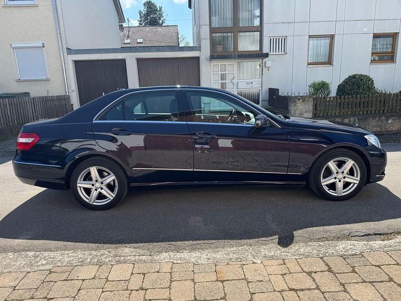 Gebraucht Mercedes E350 Elegance 272 PS (200 kW) 2011 Blau Limousine