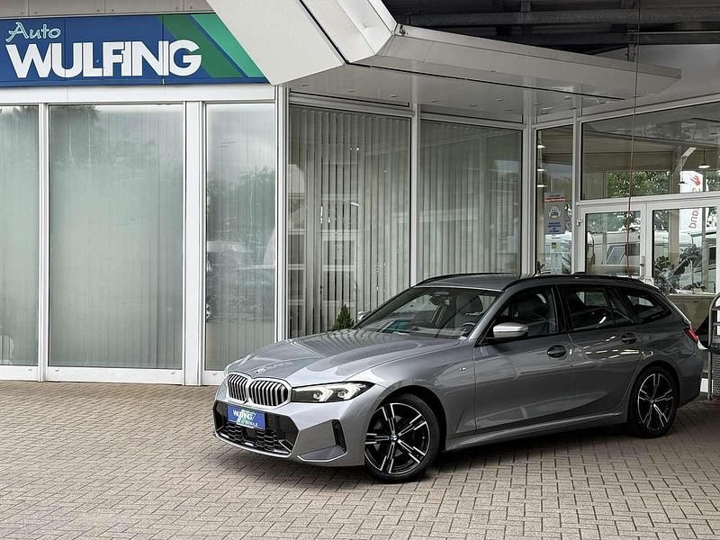 Skyscraper grau metallic Gebraucht 2024 BMW 320e M Sport Kombi | 40.890 € (Etwas zu teuer) - Bild 1/4