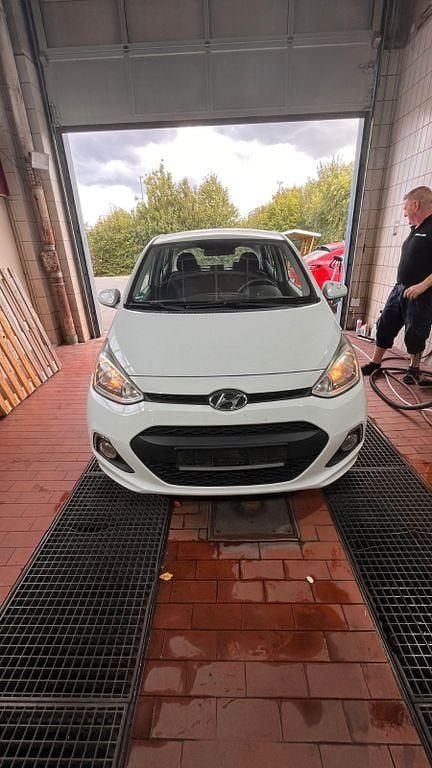 Gebraucht Hyundai i10 YES! Silver 67 PS (49 kW) 2015 Weiß Kleinwagen