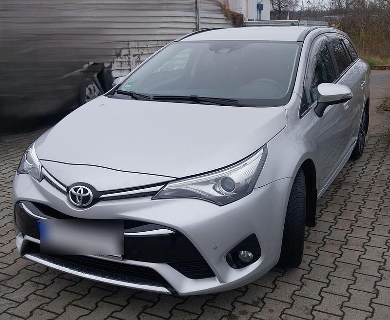 Silber Gebraucht 2018 Toyota Avensis Team Kombi | 16.400 € (Fairer Preis) - Bild 1/4