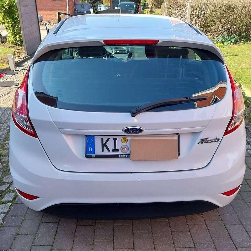 Gebraucht Ford Fiesta Ambiente 60 PS (44 kW) 2015 Weiß Limousine