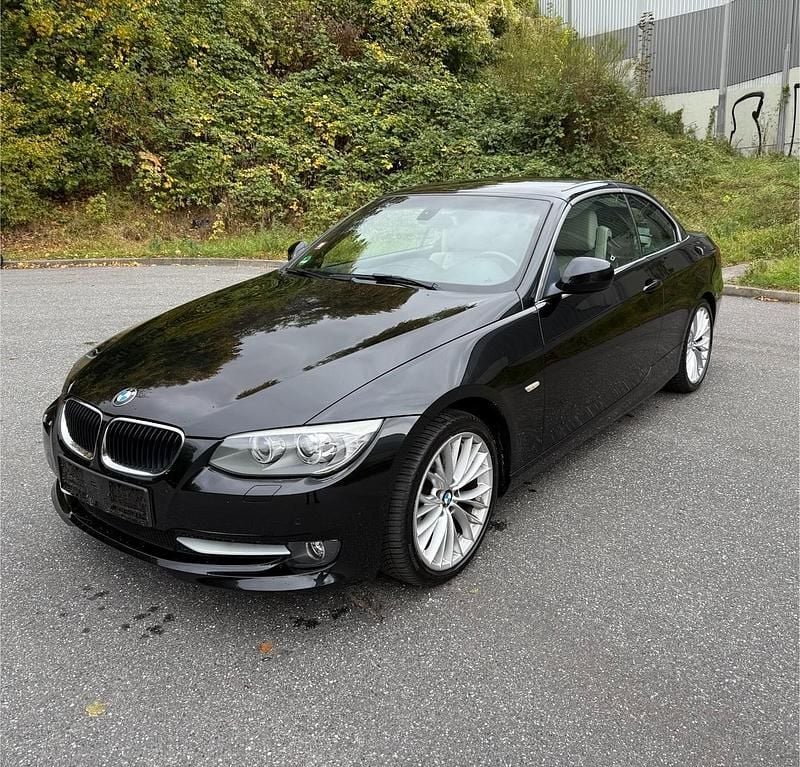 Schwarz Gebraucht 2010 BMW 318 Cabriolet Comfort Edition Cabrio | 12.900 € (Fairer Preis) - Bild 1/4