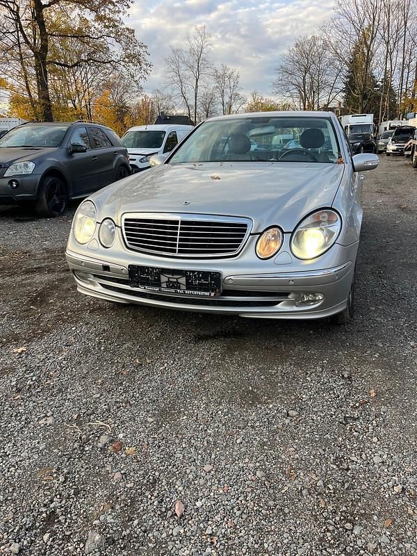 Silber Gebraucht 2007 Mercedes E240 Limousine | 2.200 € - Bild 1/4