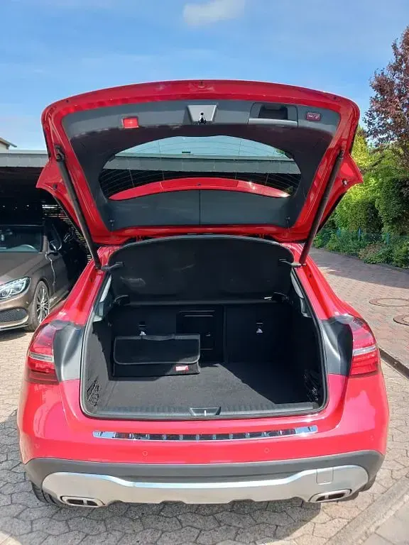 Gebraucht Mercedes GLA180 122 PS (89 kW) 2018 Rot SUV