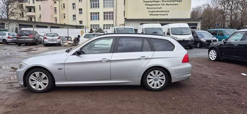 Gebraucht BMW 320 170 PS (125 kW) 2011 Titansilber metallic Kombi