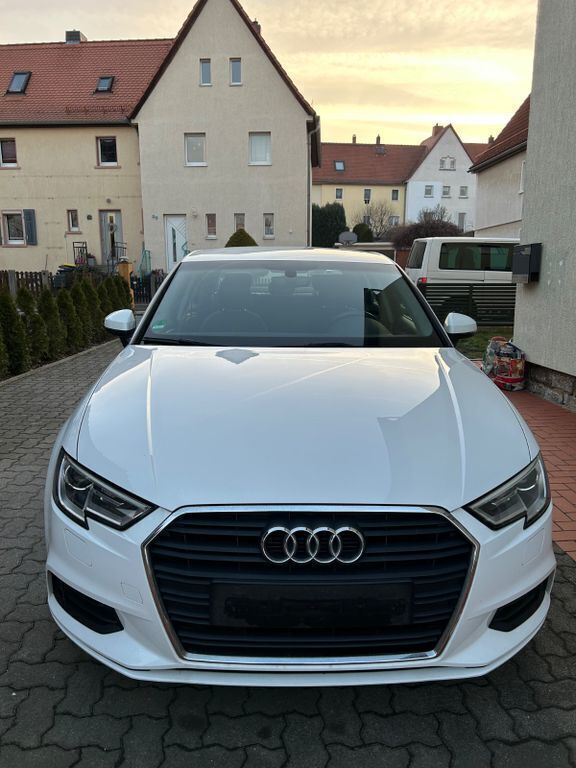 Weiß Gebraucht 2018 Audi A3 Comfort Limousine | 15.000 € (Fairer Preis) - Bild 1/4