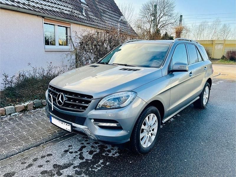 Grau Gebraucht 2013 Mercedes ML250 SUV | 22.500 € (Etwas zu teuer) - Bild 1/4