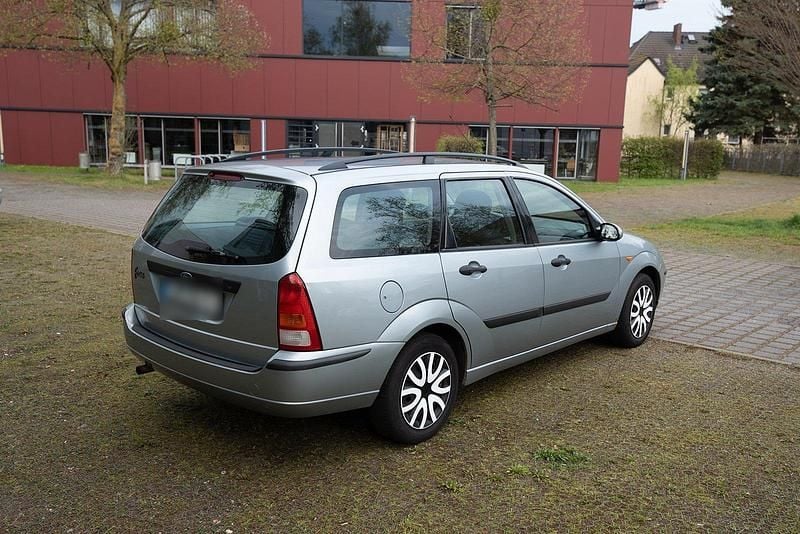 Usata Ford Focus 101 CV (74 kW) 2004 Grigio Station wagon