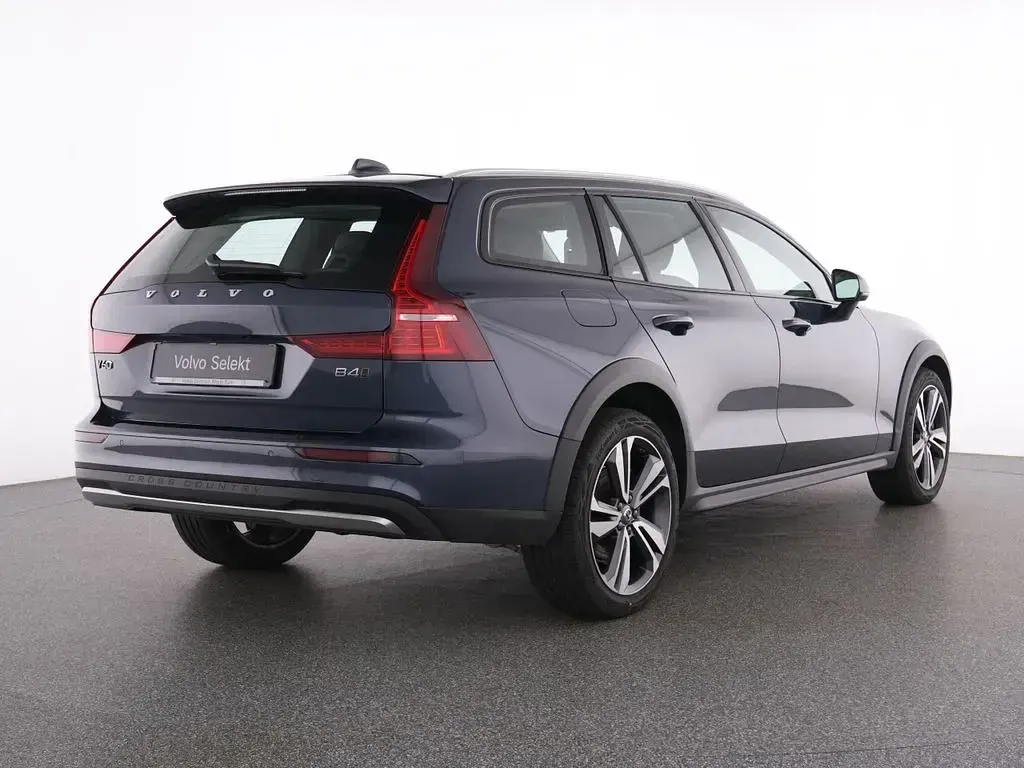 Gebraucht Volvo V60 CC Plus 197 PS (144 kW) 2023 Blau denim blue / metallic Kombi