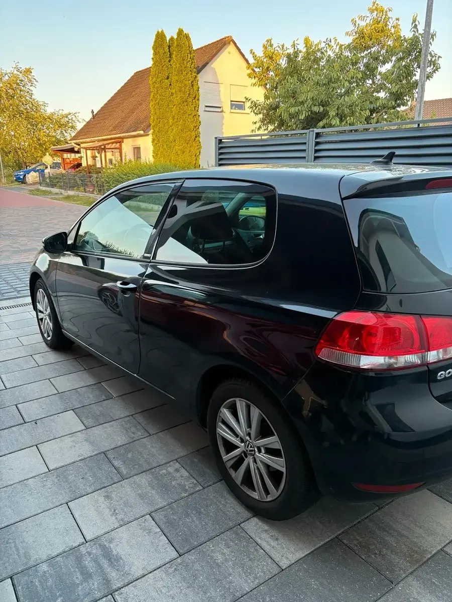Gebraucht VW Golf VI 90 PS (66 kW) 2011 Schwarz Kleinwagen