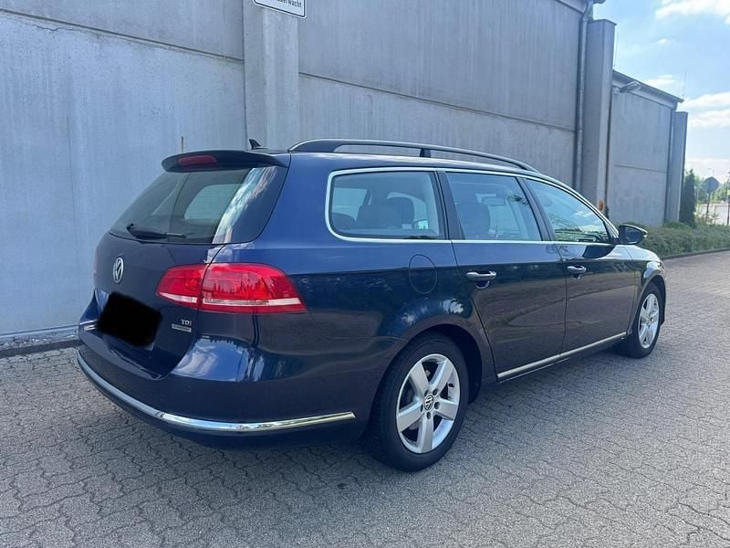 Blau Gebraucht 2012 VW Passat Kombi | 4.750 € (Fairer Preis) - Bild 1/4