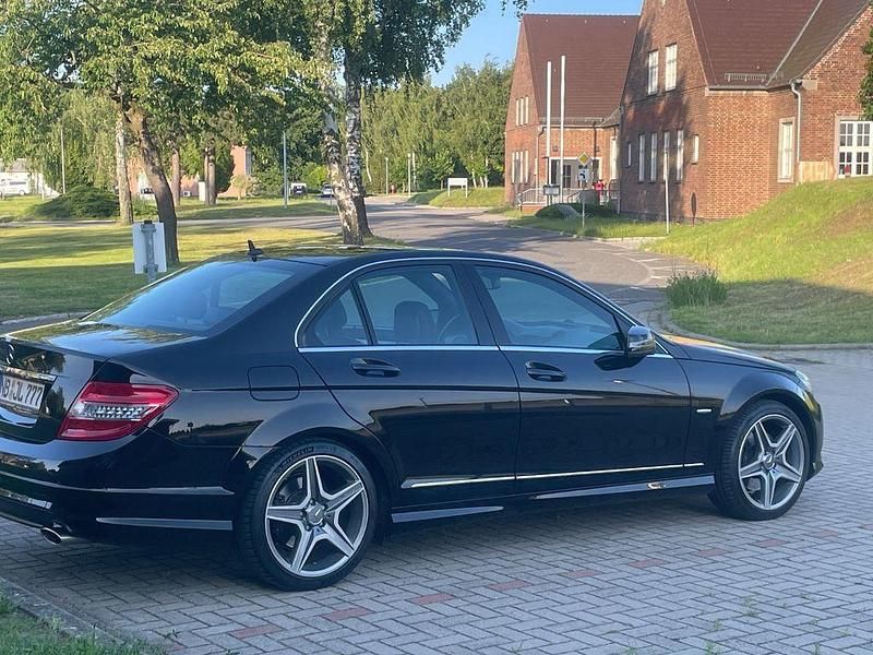 Schwarz Gebraucht 2009 Mercedes 300 Limousine | 10.500 € - Bild 1/4