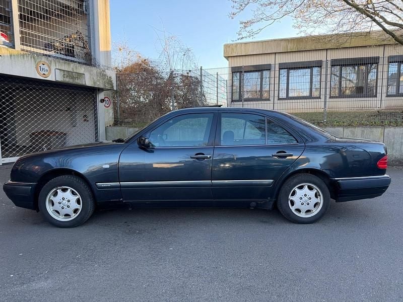 Gebraucht Mercedes E240 170 PS (125 kW) 1998 Blau Limousine