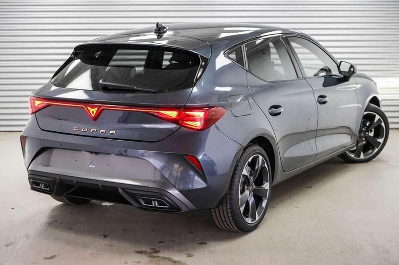 Neu Cupra Leon 150 PS (110 kW) 2025 Magnetic grau Limousine