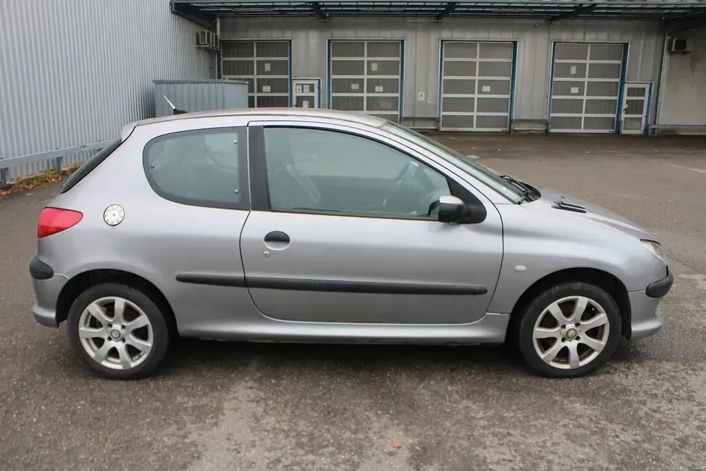 Gebraucht Peugeot 206 Tendance 109 PS (80 kW) 2003 Silber