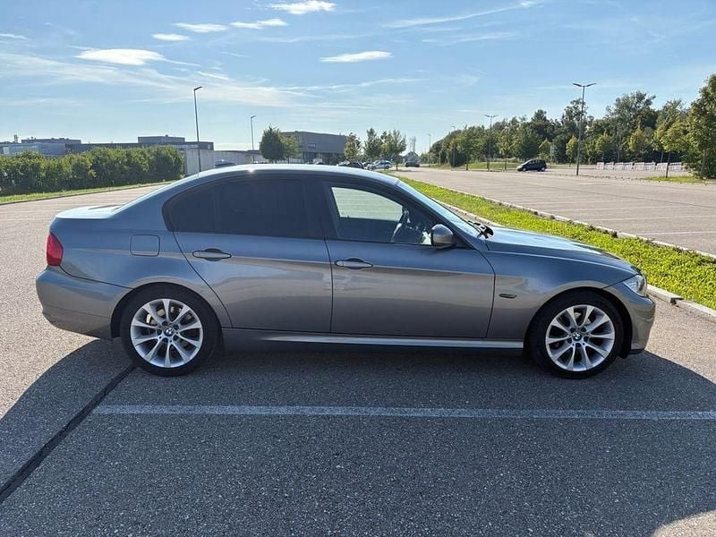 Grau Gebraucht 2011 BMW 318 Limousine | 5.000 € (Guter Preis) - Bild 1/4